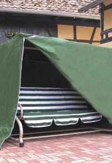 Садовые качели – важная деталь в декоре садового участка