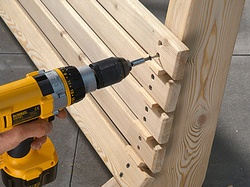 покрыть качели краской